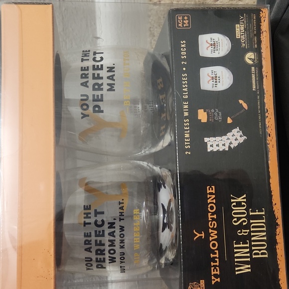 Yellowstone Wine Glass Socks Gift Set Rip Wheeler Beth Dutton - Picture 2 of 5